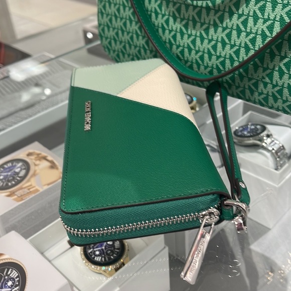 MICHAEL KORS LARGE TRAVEL CONTINENTAL WRISTLET WALLET PHONEHOLDER Palmetto Green - Picture 9 of 16